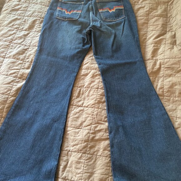 Wrangler Fierce Flair Jeans with Embroidered Pockets - Picture 2 of 3